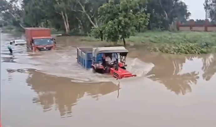 गाड़ियां बनीं नाव पर इस बंदे ने डूबते ट्रैक्टर को ऐसे निकाला, 6 PHOTO में जिगरा देख करेंगे सैल्यूट
