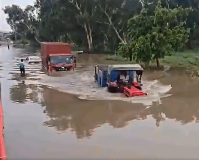 गाड़ियां बनीं नाव पर इस बंदे ने डूबते ट्रैक्टर को ऐसे निकाला, 6 PHOTO में जिगरा देख करेंगे सैल्यूट