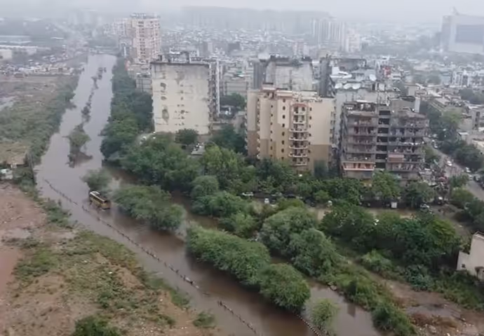 8 PHOTO में बाढ़ से बेहाल दिल्ली, कार को डूबता देख उल्टे पांव लौटा शख्स