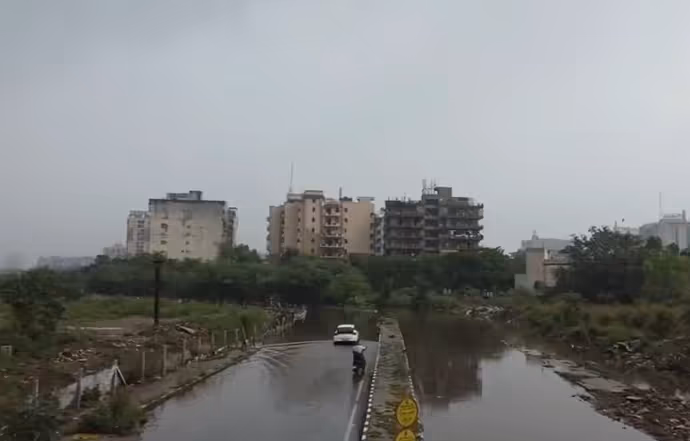 8 PHOTO में बाढ़ से बेहाल दिल्ली, कार को डूबता देख उल्टे पांव लौटा शख्स