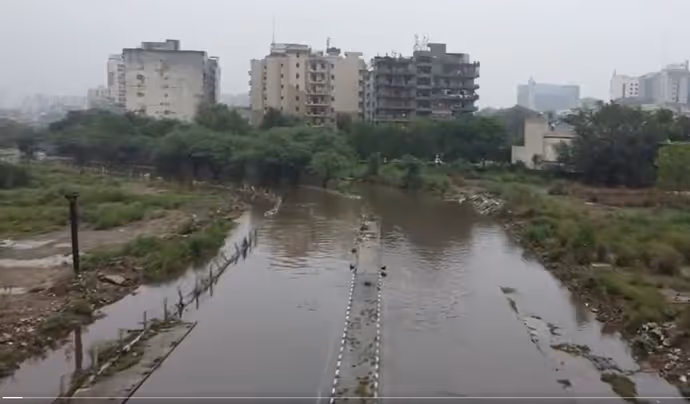 8 PHOTO में बाढ़ से बेहाल दिल्ली, कार को डूबता देख उल्टे पांव लौटा शख्स