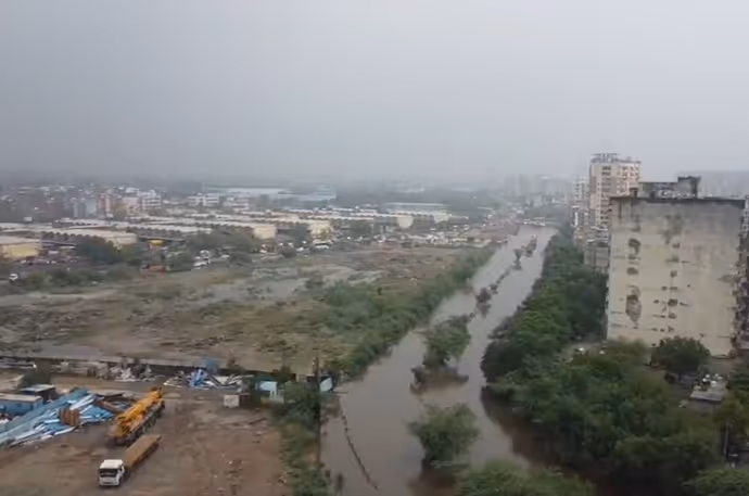 8 PHOTO में बाढ़ से बेहाल दिल्ली, कार को डूबता देख उल्टे पांव लौटा शख्स