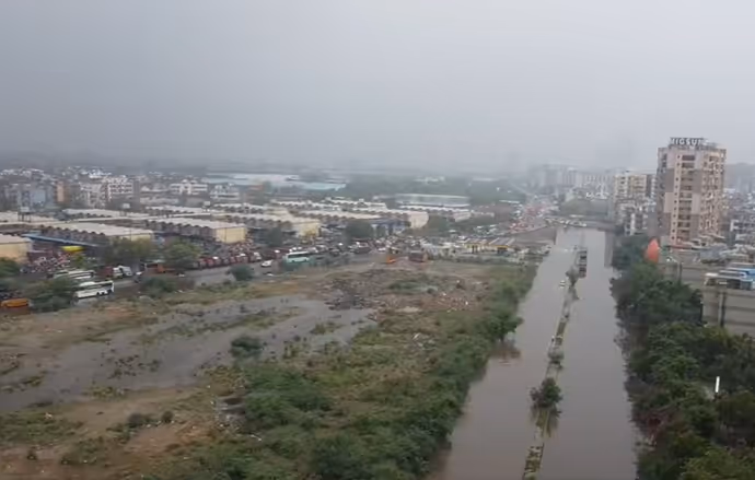 8 PHOTO में बाढ़ से बेहाल दिल्ली, कार को डूबता देख उल्टे पांव लौटा शख्स