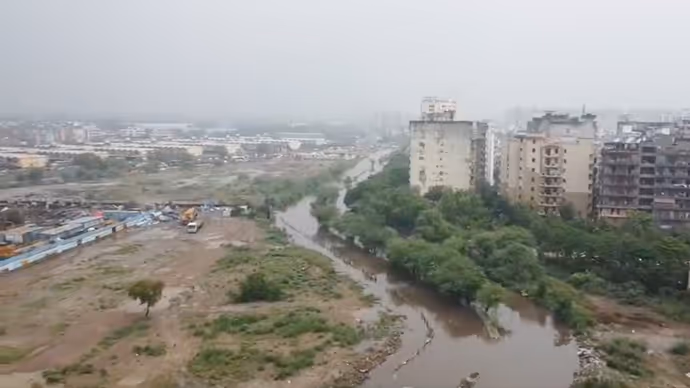 8 PHOTO में बाढ़ से बेहाल दिल्ली, कार को डूबता देख उल्टे पांव लौटा शख्स