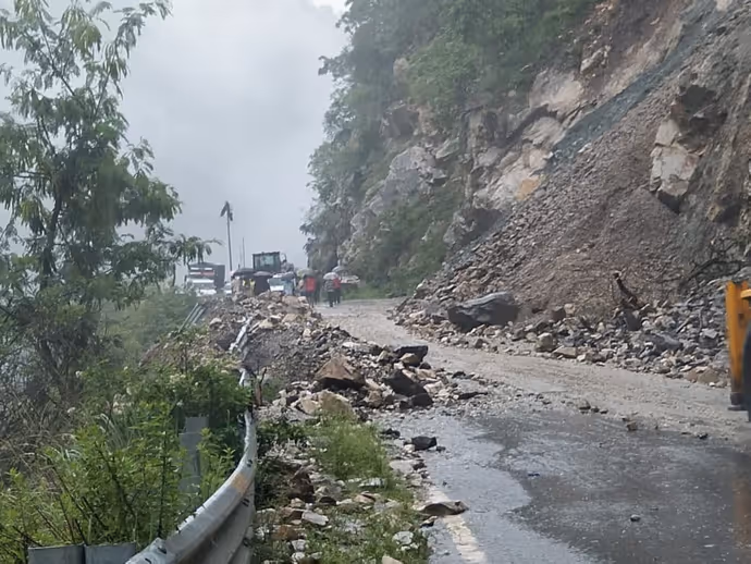 अमरनाथ यात्रियों से भरी कार हादसे का शिकार, 5 PHOTO में देखें बारिश से मची तबाही