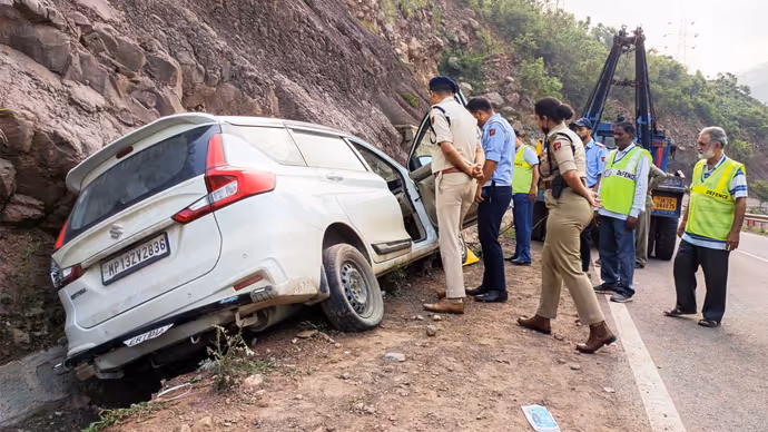 अमरनाथ यात्रियों से भरी कार हादसे का शिकार, 5 PHOTO में देखें बारिश से मची तबाही