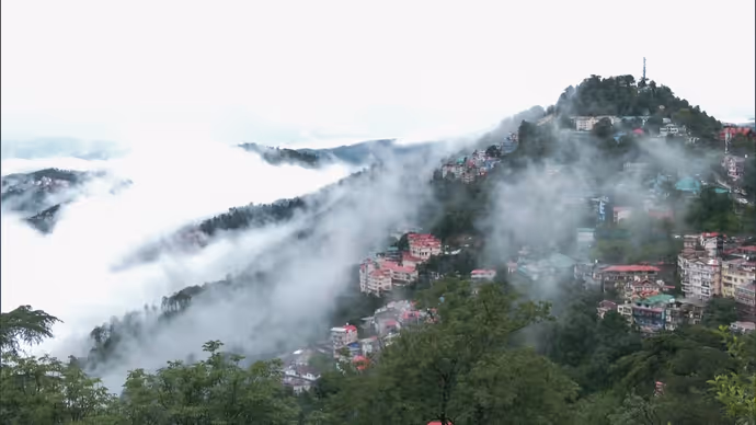 6 PHOTO: मॉनसून में और खूबसूरत हुआ शिमला, बारिश में देखें पहाड़ों का हाल