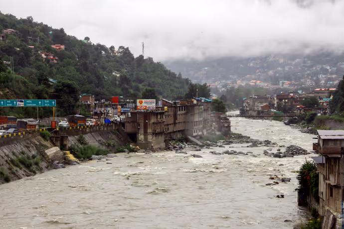 6 PHOTO: मॉनसून में और खूबसूरत हुआ शिमला, बारिश में देखें पहाड़ों का हाल
