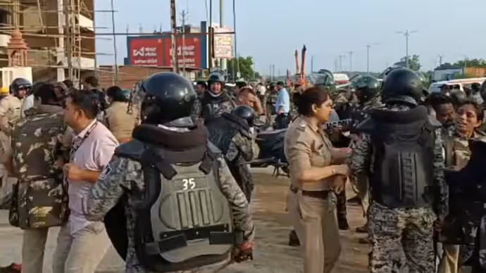 नरोत्तम मिश्रा का टिकट कटते ही दतिया में बवाल, 11 तस्वीरों में देखिए NH-44 पर 12 घंटे का तांडव!