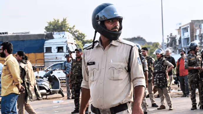 नरोत्तम मिश्रा का टिकट कटते ही दतिया में बवाल, 11 तस्वीरों में देखिए NH-44 पर 12 घंटे का तांडव!