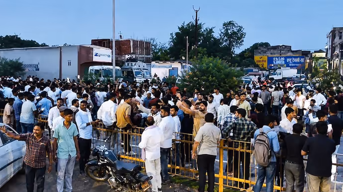 नरोत्तम मिश्रा का टिकट कटते ही दतिया में बवाल, 11 तस्वीरों में देखिए NH-44 पर 12 घंटे का तांडव!