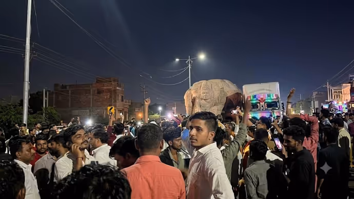 नरोत्तम मिश्रा का टिकट कटते ही दतिया में बवाल, 11 तस्वीरों में देखिए NH-44 पर 12 घंटे का तांडव!