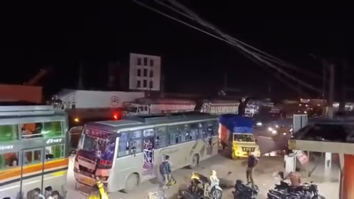 नरोत्तम मिश्रा का टिकट कटते ही दतिया में बवाल, 11 तस्वीरों में देखिए NH-44 पर 12 घंटे का तांडव!
