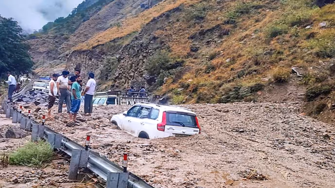 हिमालयी राज्यों में मॉनसून का कहर: 10 तस्वीरों में तबाही का खौफनाक मंजर