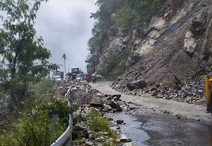 हिमालयी राज्यों में मॉनसून का कहर: 10 तस्वीरों में तबाही का खौफनाक मंजर