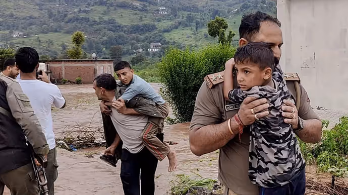 हिमालयी राज्यों में मॉनसून का कहर: 10 तस्वीरों में तबाही का खौफनाक मंजर