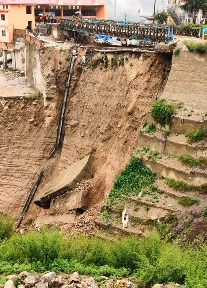हिमालयी राज्यों में मॉनसून का कहर: 10 तस्वीरों में तबाही का खौफनाक मंजर