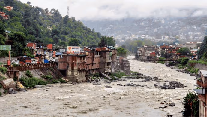 हिमालयी राज्यों में मॉनसून का कहर: 10 तस्वीरों में तबाही का खौफनाक मंजर