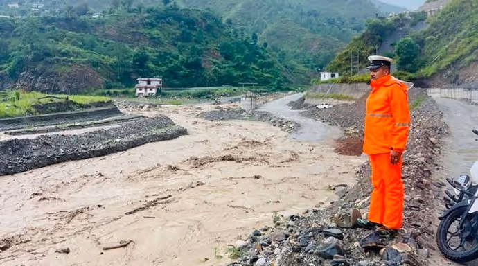 हिमालयी राज्यों में मॉनसून का कहर: 10 तस्वीरों में तबाही का खौफनाक मंजर