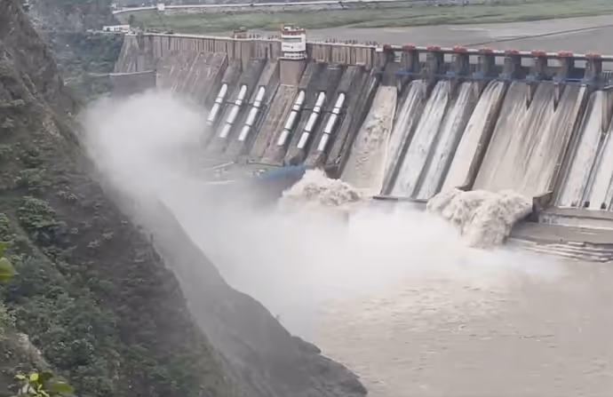 6 PHOTO: उत्तराखंड से जम्मू-कश्मीर तक बाढ़ का कहर, देखें तबाही की तस्वीरें