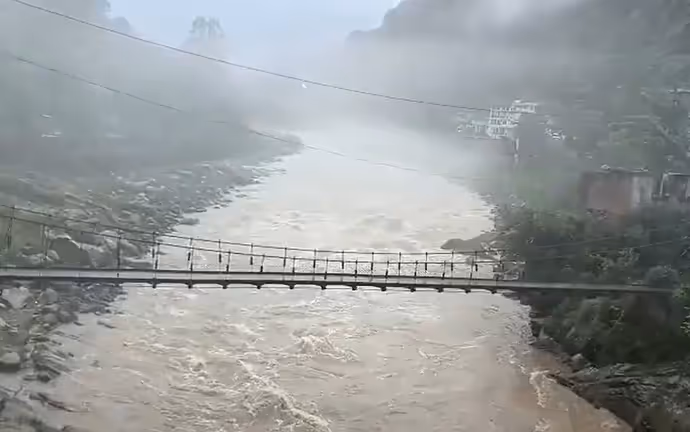 6 PHOTO: उत्तराखंड से जम्मू-कश्मीर तक बाढ़ का कहर, देखें तबाही की तस्वीरें