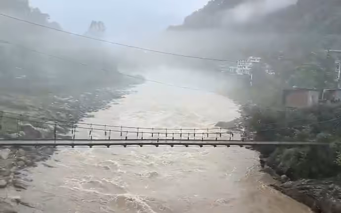 6 PHOTO: उत्तराखंड से जम्मू-कश्मीर तक बाढ़ का कहर, देखें तबाही की तस्वीरें