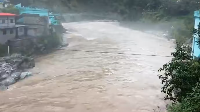 6 PHOTO: उत्तराखंड से जम्मू-कश्मीर तक बाढ़ का कहर, देखें तबाही की तस्वीरें