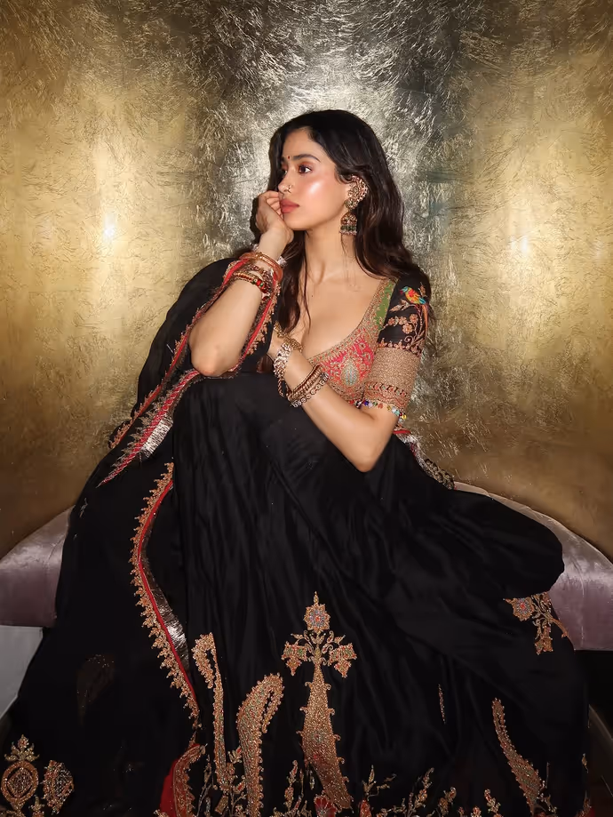 जाह्नवी कपूर ने ब्लैक-रेड लहंगा चोली में ढाया कहर, 7 PHOTO में एक्ट्रेस का गॉर्जियस लुक