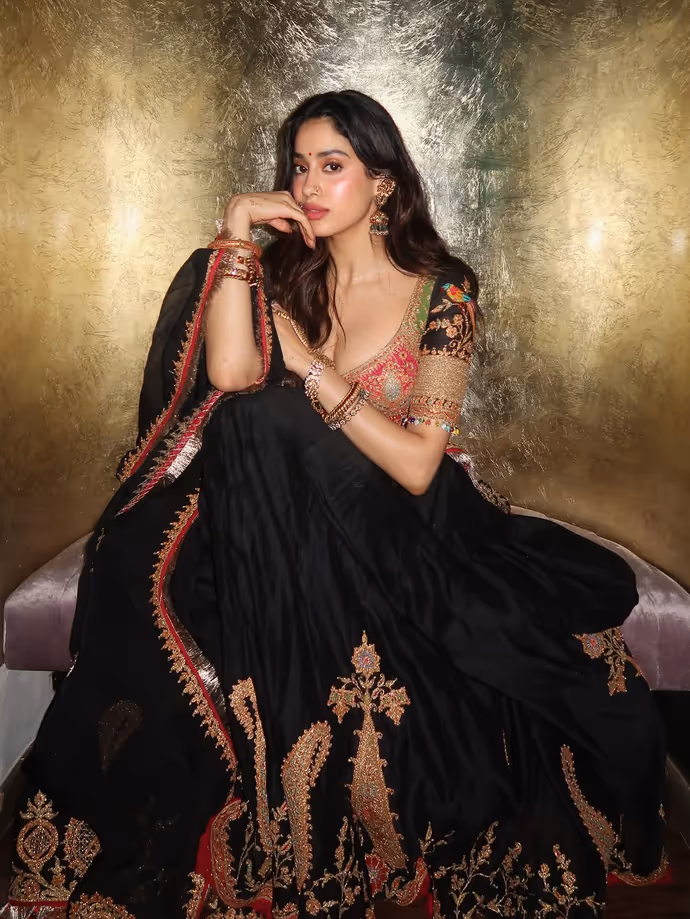जाह्नवी कपूर ने ब्लैक-रेड लहंगा चोली में ढाया कहर, 7 PHOTO में एक्ट्रेस का गॉर्जियस लुक