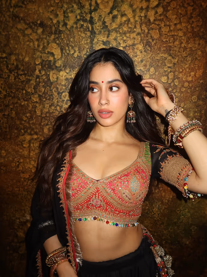 जाह्नवी कपूर ने ब्लैक-रेड लहंगा चोली में ढाया कहर, 7 PHOTO में एक्ट्रेस का गॉर्जियस लुक
