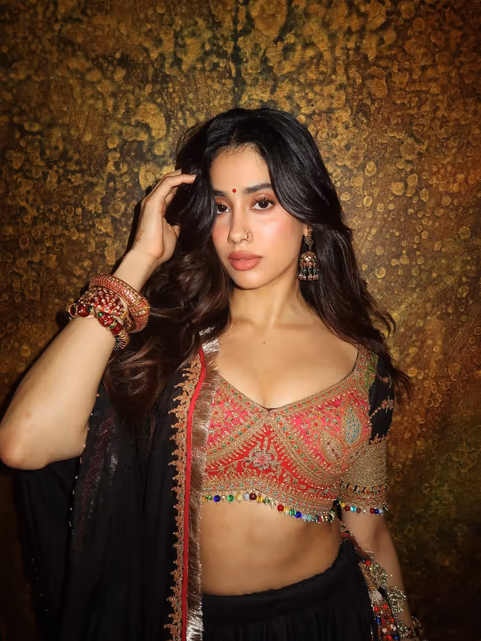 जाह्नवी कपूर ने ब्लैक-रेड लहंगा चोली में ढाया कहर, 7 PHOTO में एक्ट्रेस का गॉर्जियस लुक