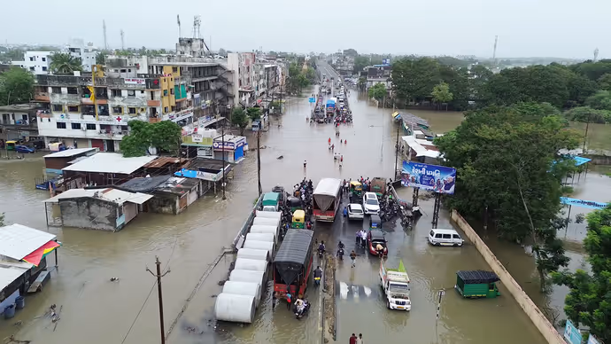 6 PHOTO: बारिश ने बिगाड़ी सूरत की तस्वीर, सड़क पर बना गड्ढा खुद बयां कर रहा सूरत-ए-हाल