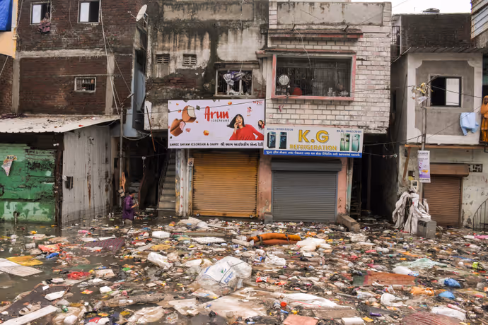 6 PHOTO: बारिश ने बिगाड़ी सूरत की तस्वीर, सड़क पर बना गड्ढा खुद बयां कर रहा सूरत-ए-हाल