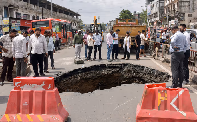 6 PHOTO: बारिश ने बिगाड़ी सूरत की तस्वीर, सड़क पर बना गड्ढा खुद बयां कर रहा सूरत-ए-हाल