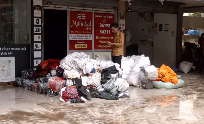 6 PHOTO: बारिश ने बिगाड़ी सूरत की तस्वीर, सड़क पर बना गड्ढा खुद बयां कर रहा सूरत-ए-हाल