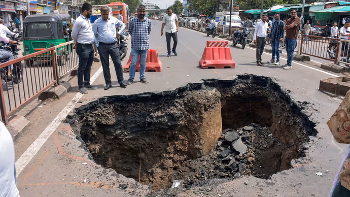 6 PHOTO: बारिश ने बिगाड़ी सूरत की तस्वीर, सड़क पर बना गड्ढा खुद बयां कर रहा सूरत-ए-हाल