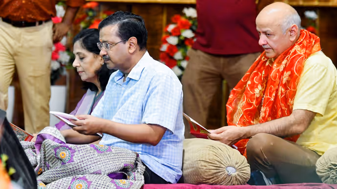 6 PHOTO: कभी पकड़ी गदा तो कभी पत्नी संग पढ़ा 'सुंदरकांड', पहली बार बदले-बदले नजर आए केजरीवाल