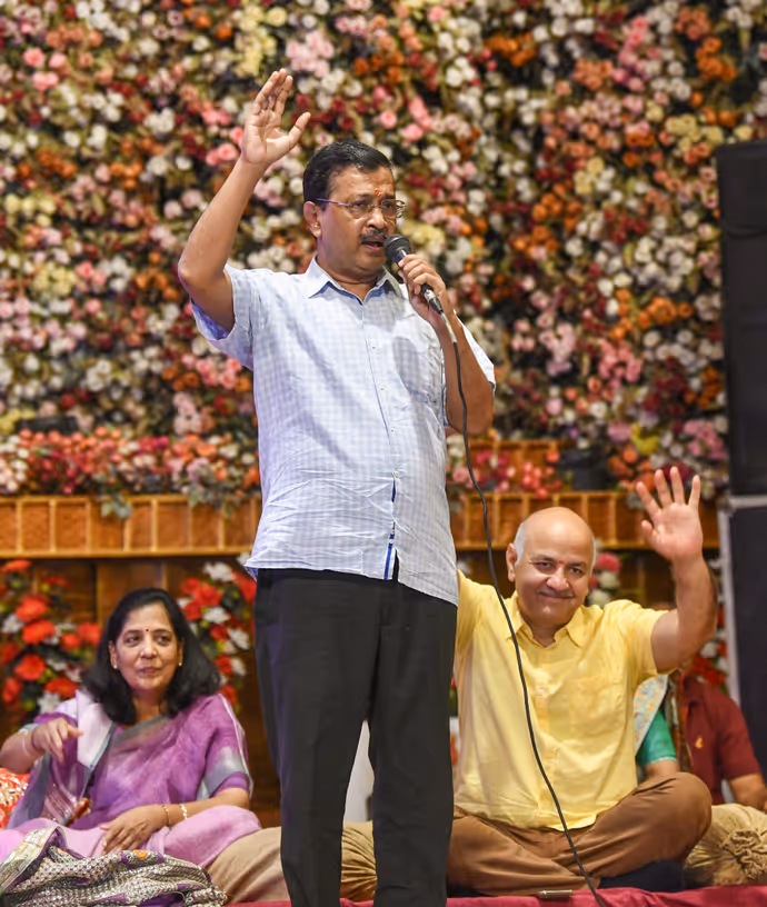 6 PHOTO: कभी पकड़ी गदा तो कभी पत्नी संग पढ़ा 'सुंदरकांड', पहली बार बदले-बदले नजर आए केजरीवाल