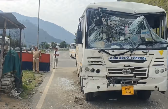 अमरनाथ यात्रियों से भरी बसें कार से भिड़ीं, 8 तस्वीरों में देखें जम्मू-श्रीनगर हाईवे का भयानक एक्सीडेंट