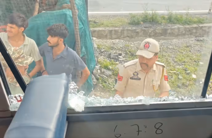 अमरनाथ यात्रियों से भरी बसें कार से भिड़ीं, 8 तस्वीरों में देखें जम्मू-श्रीनगर हाईवे का भयानक एक्सीडेंट