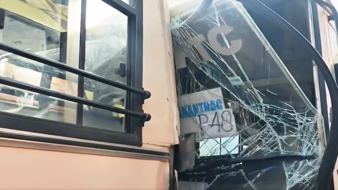 अमरनाथ यात्रियों से भरी बसें कार से भिड़ीं, 8 तस्वीरों में देखें जम्मू-श्रीनगर हाईवे का भयानक एक्सीडेंट