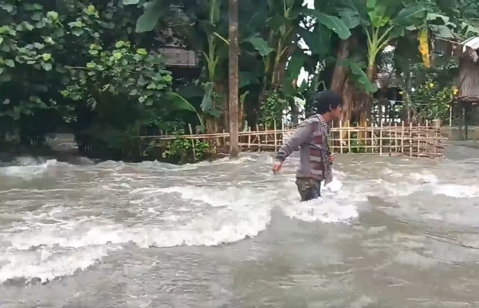 असम में तबाही का तांडव, 8 PHOTO में देखें बाढ़ ने कैसे ढाया कहर