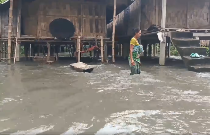 असम में तबाही का तांडव, 8 PHOTO में देखें बाढ़ ने कैसे ढाया कहर
