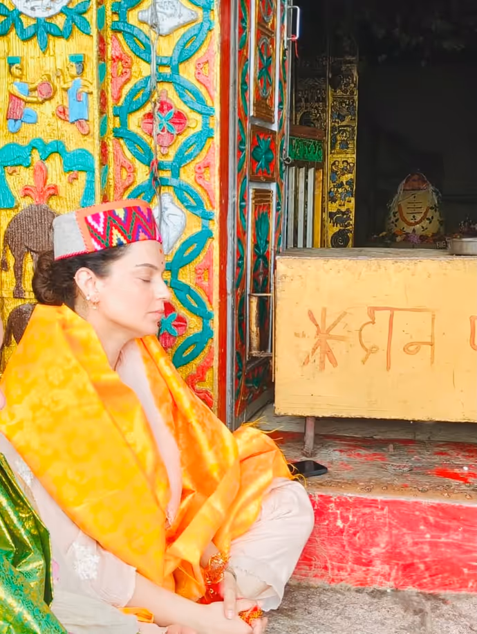 कंगना रनोट पैदल पहुंची बिजली महादेव मंदिर, ट्रेकिंग के बाद चखी हिमाचली डिश 'सिड्डू' : 7 PHOTO