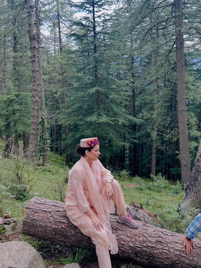 कंगना रनोट पैदल पहुंची बिजली महादेव मंदिर, ट्रेकिंग के बाद चखी हिमाचली डिश 'सिड्डू' : 7 PHOTO