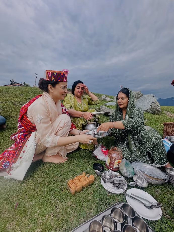 कंगना रनोट पैदल पहुंची बिजली महादेव मंदिर, ट्रेकिंग के बाद चखी हिमाचली डिश 'सिड्डू' : 7 PHOTO