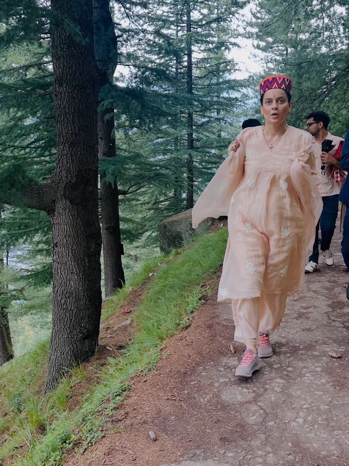 कंगना रनोट पैदल पहुंची बिजली महादेव मंदिर, ट्रेकिंग के बाद चखी हिमाचली डिश 'सिड्डू' : 7 PHOTO