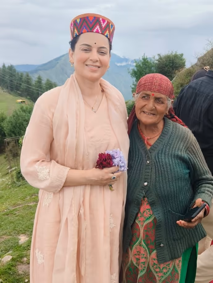 कंगना रनोट पैदल पहुंची बिजली महादेव मंदिर, ट्रेकिंग के बाद चखी हिमाचली डिश 'सिड्डू' : 7 PHOTO