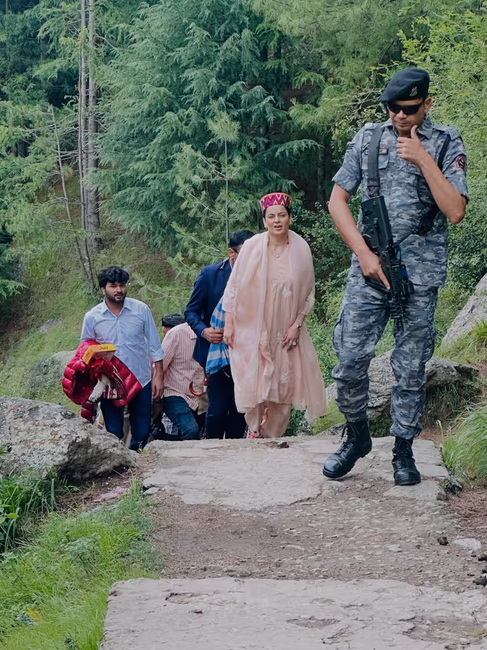 कंगना रनोट पैदल पहुंची बिजली महादेव मंदिर, ट्रेकिंग के बाद चखी हिमाचली डिश 'सिड्डू' : 7 PHOTO