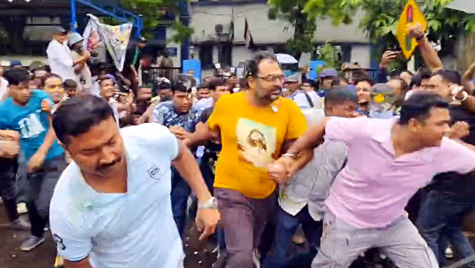 कौन हैं तीर्थंकर घोष जिन पर भीड़ ने बरसाए अंडे, 6 PHOTO में देखें TMC नेता के बेटे का हाल
